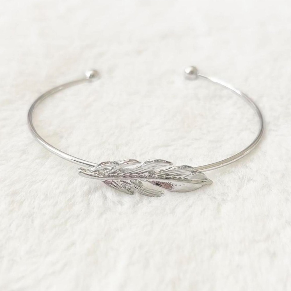 5/$15 🩷 MUST BUNDLE Silver Leaf Cuff Bracelet